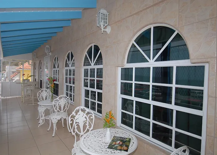 Deyna'S City Inn St. George's