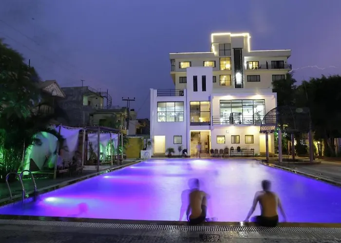 Club Denovo Hotel Butwāl