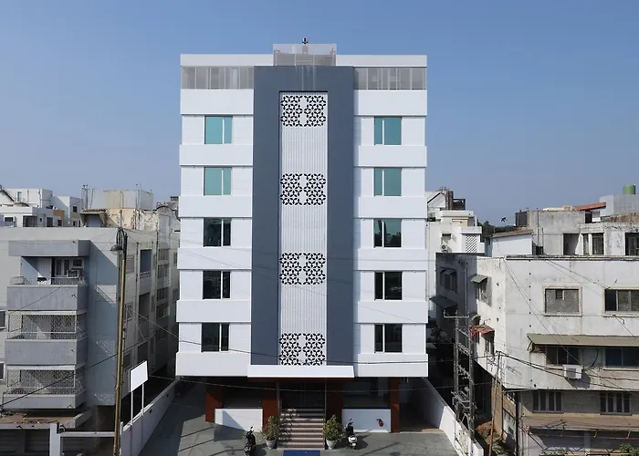 Hotel Avista - Unmarried Couples And Nri Not Allowed Vadodara