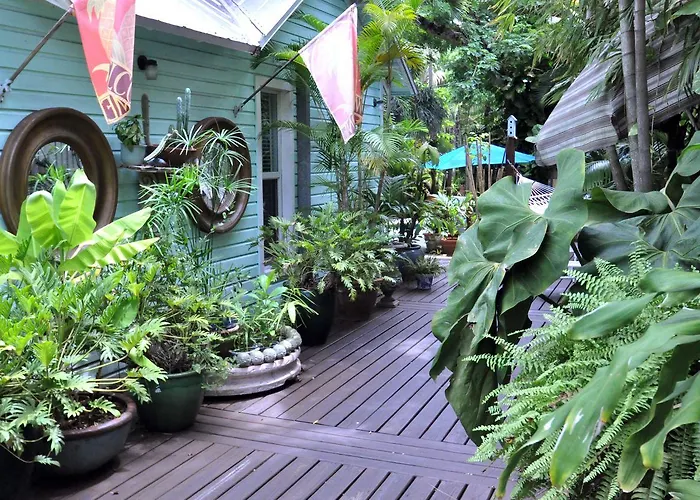 Pineapple Point Guesthouse&Resort - Gay Men's Resort Fort Lauderdale