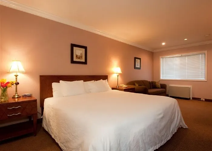 Travelodge By Wyndham Vancouver Lions Gate North Vancouver
