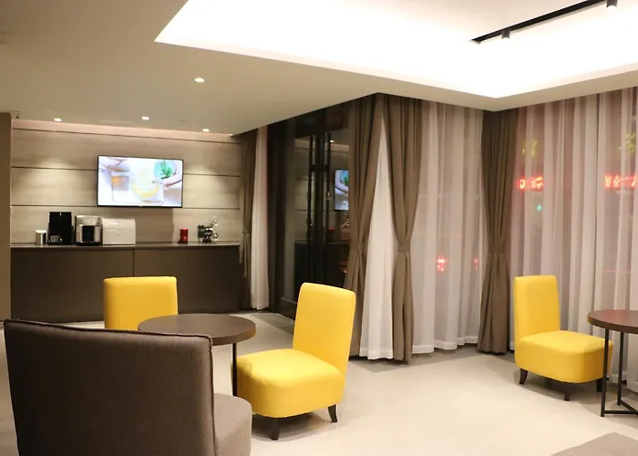 Home Inn Plus Shanghai People'S Square East Jinling Road