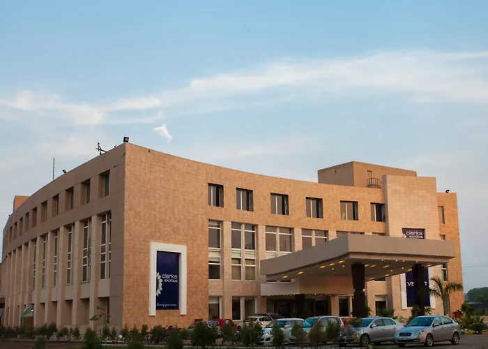 Velvet Clarks Exotica Hotel Zirakpur