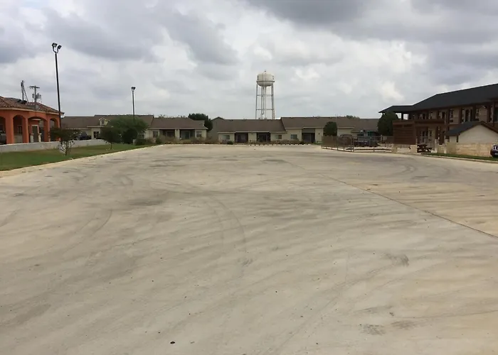 Pearsall Inn And Suites