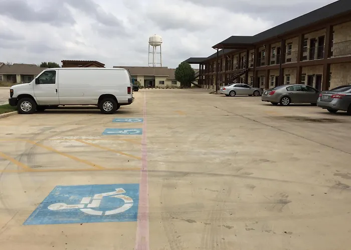 Pearsall Inn And Suites