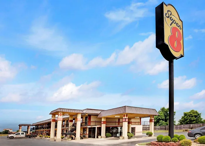 Super 8 By Wyndham Shawnee Hotel