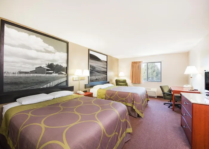 Super 8 By Wyndham Iola Ks Hotel