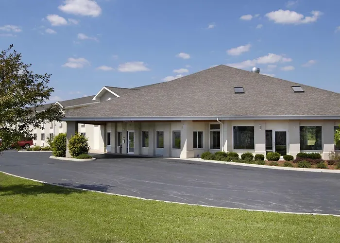 Baymont By Wyndham Dowagiac Hotel