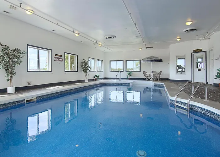 Super 8 By Wyndham Swift Current Hotel