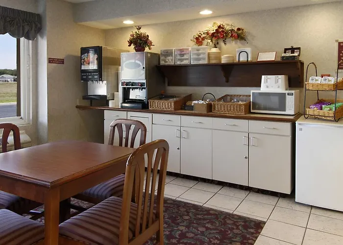 Baymont By Wyndham Dowagiac Hotel