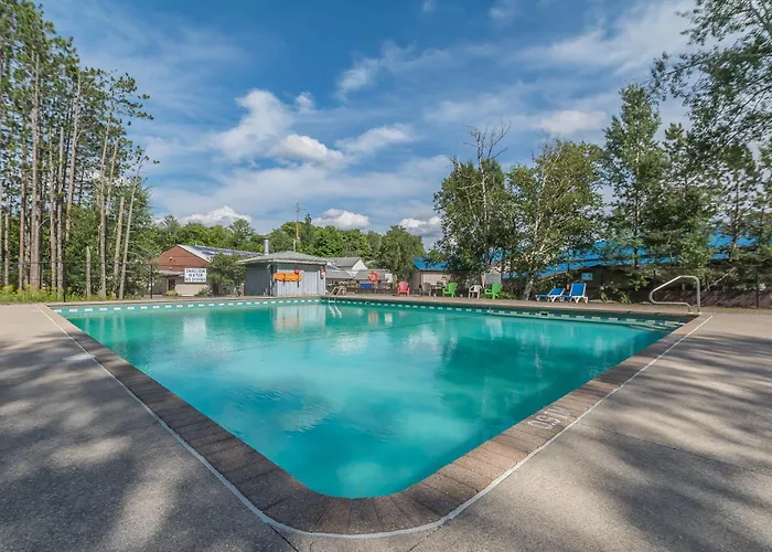 Jolly Roger Inn & Resort Otter Lake