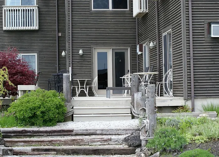 Inn On The Harbour And Telegraph House Port Stanley