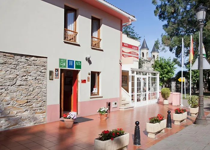 Hotel Alvaro frente Palacio-Museo Selgas Cudillero