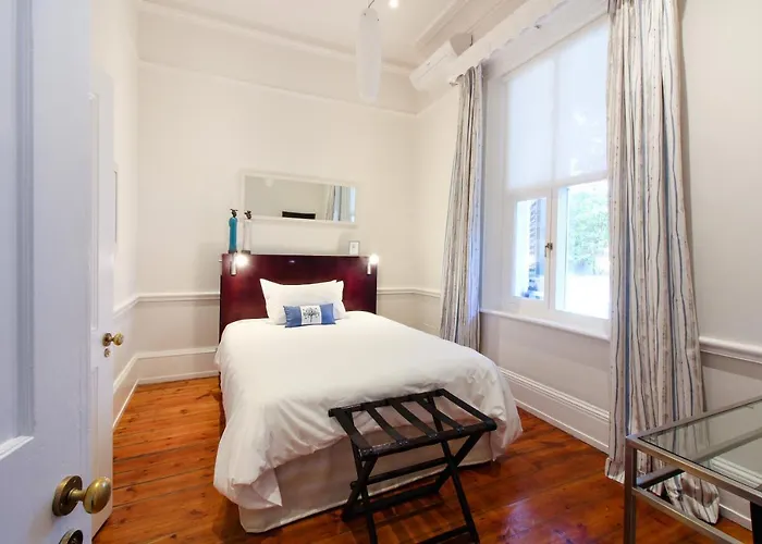 Nine Flowers Guest House Cape Town