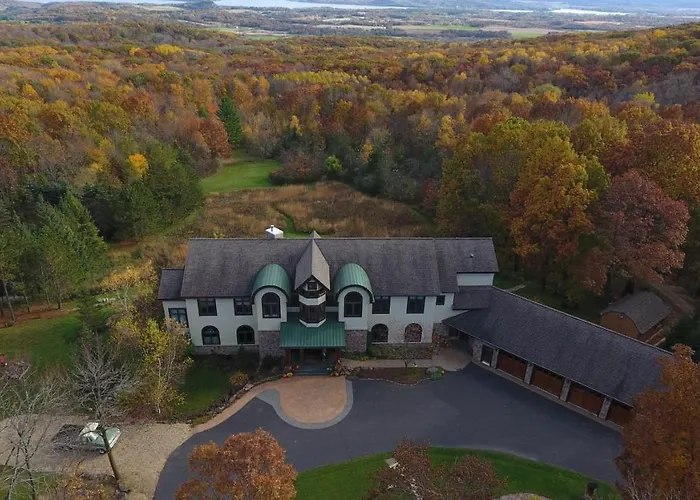 Inn At Wawanissee Point Baraboo