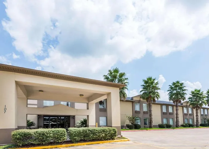 Baymont By Wyndham Iowa Lake Charles