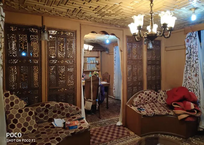 Quebec Group Of Houseboats By Touristhousebost Hotel Srinagar 