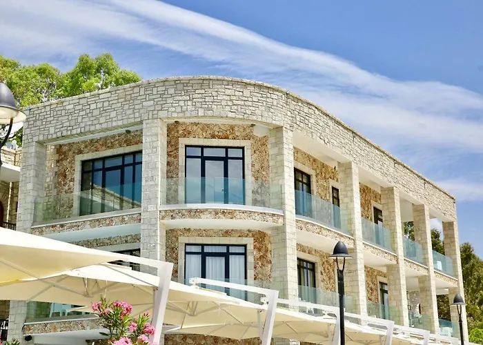 Valta Hotel Qeparo