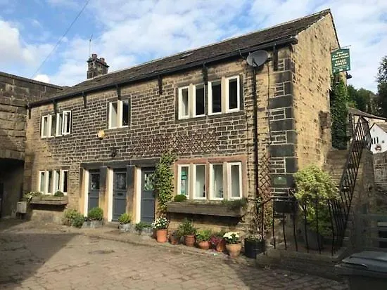 Over The Bridge Guest House Ripponden