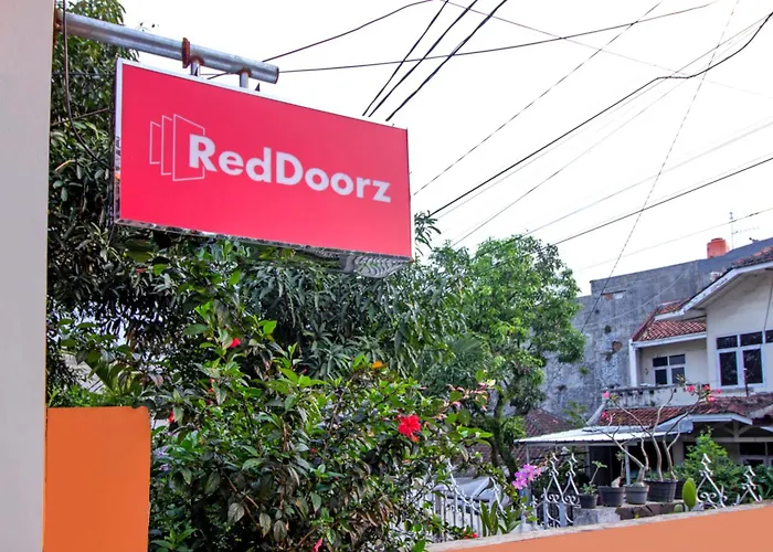 Reddoorz Syariah Near Btc Fashion Mall Bandung