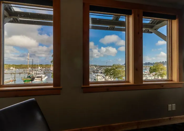 At The Helm Hotel Ilwaco