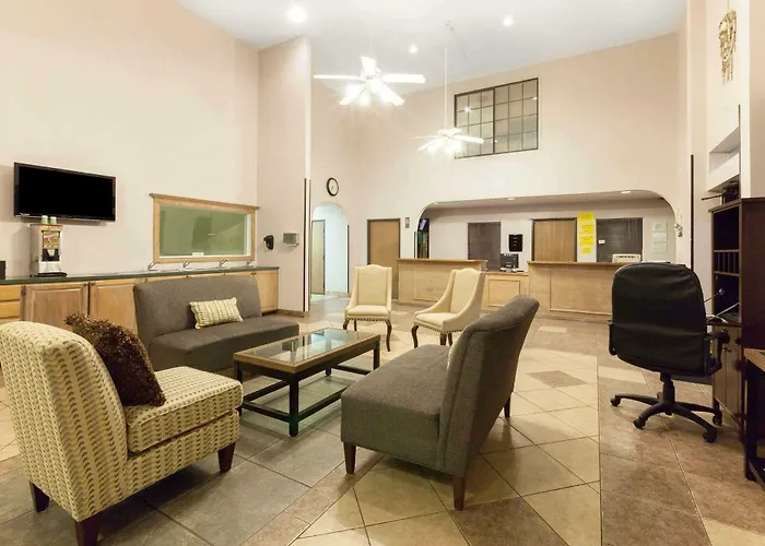 Super 8 By Wyndham Tulsa/Downtown/East Hotel