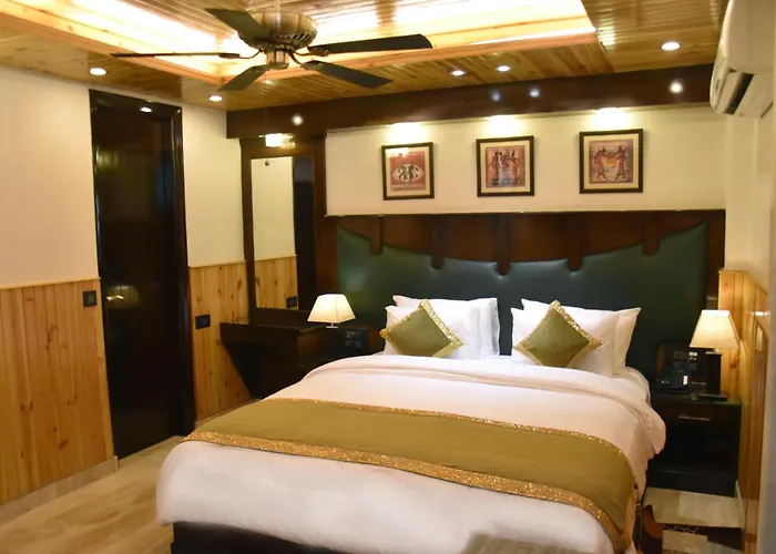 Wood Castle Grand Hotel New Delhi