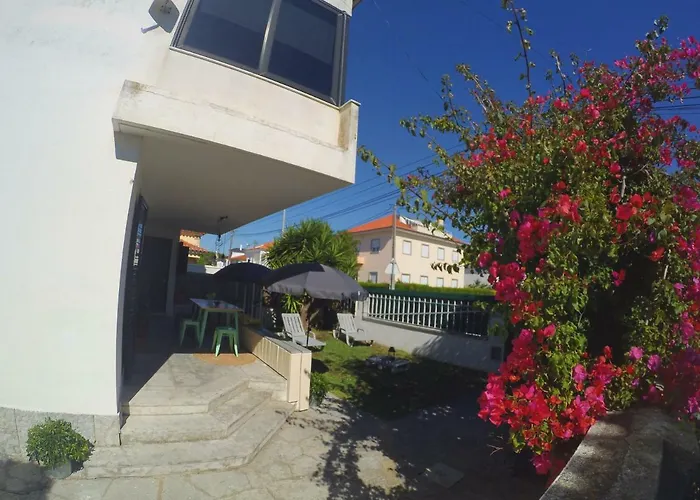 Lisbon Waves Surf Lodge Costa da Caparica