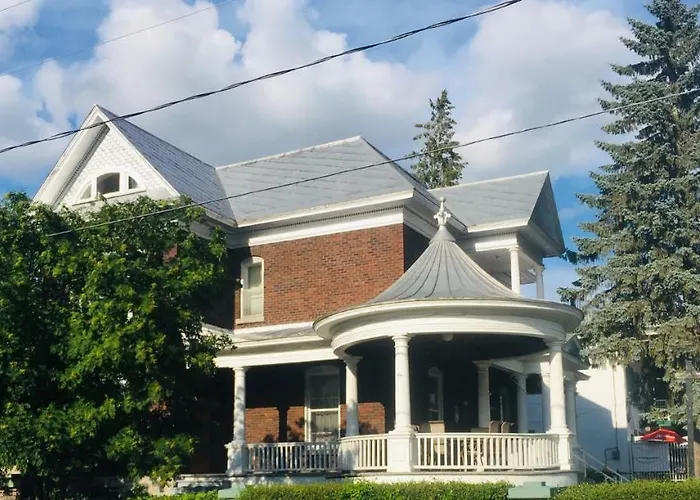 Le Petit Chateau Montebello B&B