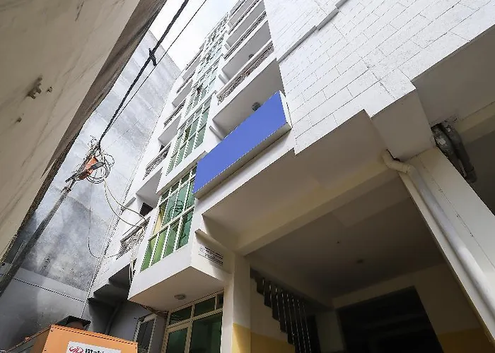 Oyo 28126 Charanpahari Hotel New Delhi