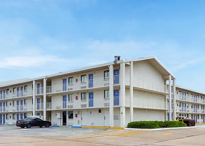 Super 6 Inn & Suites Baton Rouge