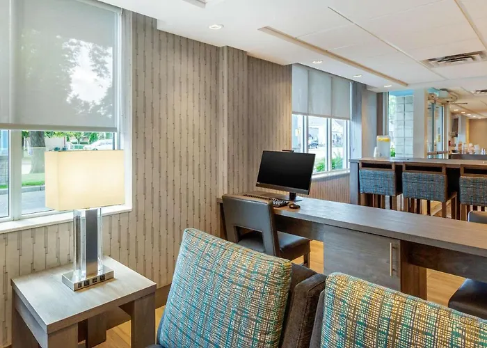 Comfort Suites Downtown Windsor