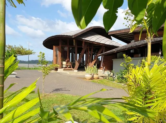 Houttuyn Wellness River Resort Paramaribo