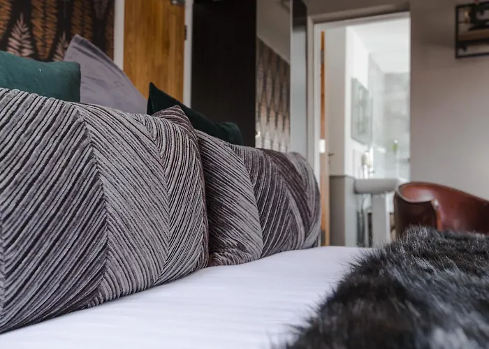 The Wheatsheaf Pub, Kitchen & Rooms Bingham