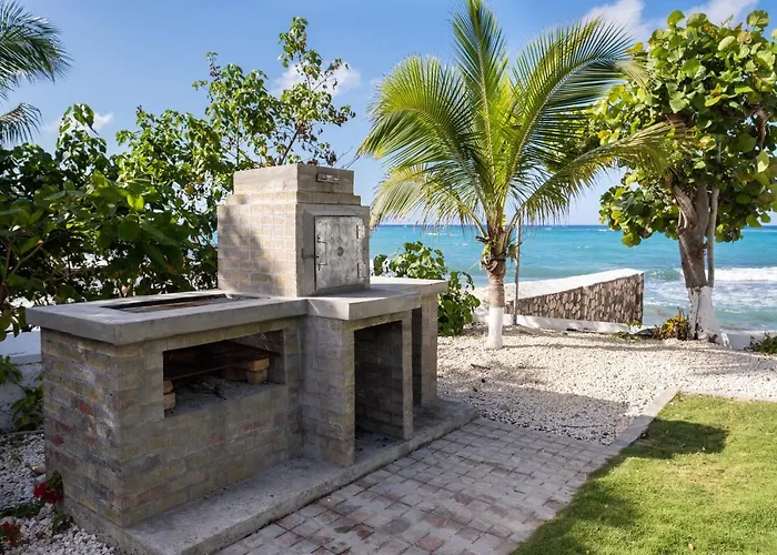 Edgewater Beach Villa - Beach Front, Close To All Attractions St Mary