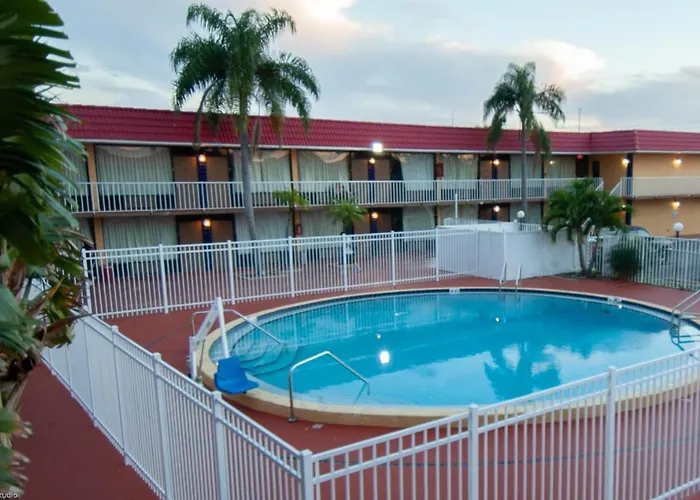 Express Inn & Suites - 5 Miles From St Petersburg Clearwater Airport Pinellas Park
