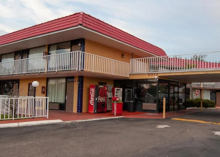 Express Inn & Suites - 5 Miles From St Petersburg Clearwater Airport Pinellas Park