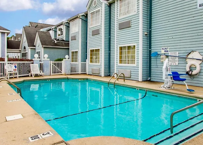 Motel 6-Mobile, Al Tillmans Corner