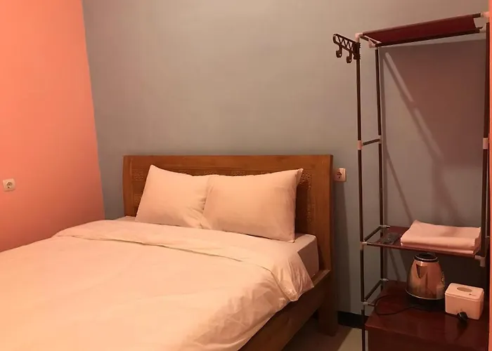 Roomz Budget Residence Semarang